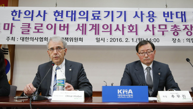 Otmar Kloiber, the secretary general of the World Medical Association, speaks during a press conference in Seoul on Monday.  (Yonhap)