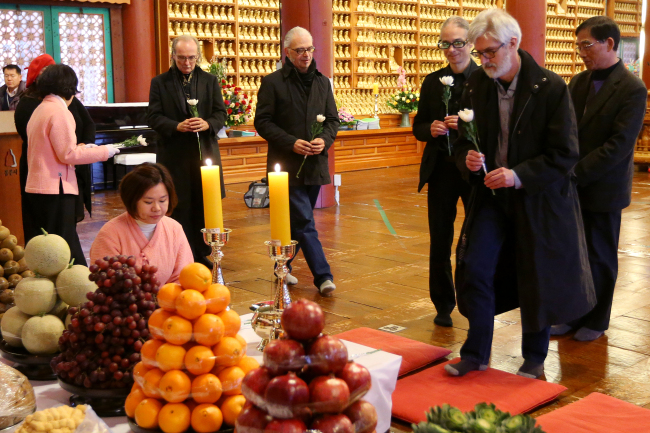 Five artists and technicians, including Norman Ballard, Paul Gerrin and Mark Patsfall and Lee Jung-sung, who worked with Nam June Paik, pay tribute to the artist during a memorial held on the 10th anniversary of his death on Jan. 29 at Bongunsa Temple in Seoul. (Yonhap)