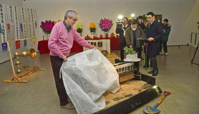 Jean-Paul Fargier performs at the opening of the exhibtion "Nam June Paik: When he was in Seoul" at Gallery Hyundai on Jan. 28, Seoul. (Gallery Hyundai)