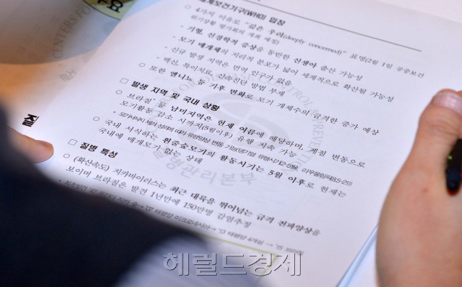 정진엽 보건복지부 장관이 2일 오전 서울 중구 달개비에서 방역당국 고위 관계자와 각계 전문가들이 참석한 가운데 ‘지카바이러스 위기평가 및 대책회의’를 주재하고 있다. 이날 회의는 세계보건기구(WHO)가 지카바이러스의 확산을 ‘국제 보건 비상사태’로 선포한 가운데 바이러스의 위험성 등을 평가하고 대책을 마련하기 위해 열렸다.
이상섭 기자/ [사진=헤럴드경제DB]