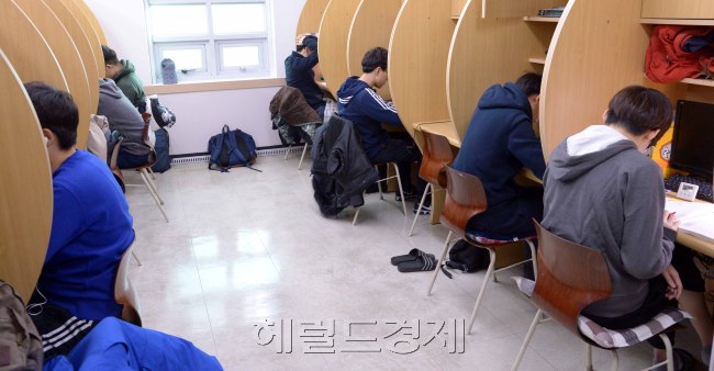 독학관리형 재수학원(독학재수학원)에는 다른 재수종합학원에서 흔히 볼 수 있는 ‘과목별 시간표’가 없다. 혼자 공부한다. 모르는 게 있으면 상담실에 상주하는 선생님을 찾는다. 종합반보다 싸다. ‘물수능’과 불황이 낳은 현상 중 하나다. 서울 강남 한 독학재수학원에서 학생들이 자습에 전념하고 있다. 정희조 기자/checho@