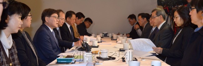 정진엽 보건복지부 장관이 2일 오전 서울 중구 달개비에서 방역당국 고위 관계자와 각계 전문가들이 참석한 가운데‘ 지카 바이러스 위기평가 및 대책회의’를 주
재하고 있다. 이날 회의는 세계보건기구(WHO)가 지카 바이러스의 확산을‘ 국제 보건 비상사태’로 선포한 가운데 바이러스의 위험성 등을 평가하고 대책을 마련
하기 위해 열렸다. 이상섭 기자/babtong@heraldcorp.com