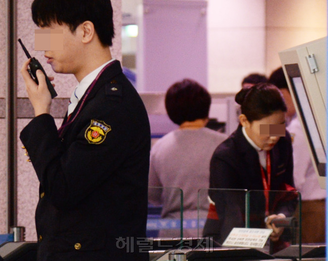 인천공항 보안검색 구역에서는 한 공간에도 서로 다른 용역업체 3곳에 소속된 직원들이 일하고 있다. 인천=박현구 기자/phko@heraldcorp.com
인천공항 보안검색 구역에서는 한 공간에도 서로 다른 용역업체 3곳에 소속된 직원들이 일하고 있다. 인천=박현구 기자/phko@heraldcorp.com