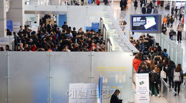 해외여행을 떠나려는 사람들로 인천공항 보안검색 구역이 가득 차있다. 인천=박현구 기자/phko@heraldcorp.com
해외여행을 떠나려는 사람들로 인천공항 보안검색 구역이 가득 차있다. 인천=박현구 기자/phko@heraldcorp.com