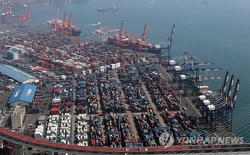 Container ships at Busan Port (Yonhap)