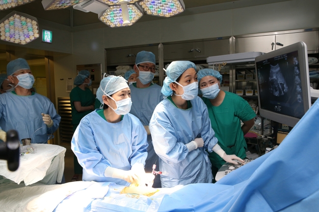 서울아산병원 태아치료센터 원혜성 교수(왼쪽 두번째)팀이 태아에게 풍선확장술을 시행하고 있다.[사진제공=서울아산병원]
서울아산병원 태아치료센터 원혜성 교수(왼쪽 두번째)팀이 태아에게 풍선확장술을 시행하고 있다.[사진제공=서울아산병원]
