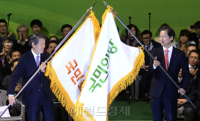 안철수 의원이 주도하는 국민의당이 2일 중앙당 창당대회를 갖고 ‘가칭’ 꼬리표를 떼고 정식 출범했다. 한상진 공동 창당준비위원장은 대회사에서 “국민의당은 중도개혁의 깃발을 높이 올린다”고 선포했다. 사진=박해묵 기자/mook@heraldcorp.com