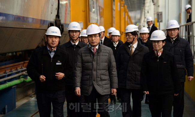황교안 국무총리가 2일 경기도 고양시의 수도권 철도차량정비단을 방문해 안전 점검을 하고 있다. 사진=안훈 기자/rosedale@heraldcorp.com