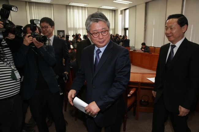 Cho Eung-cheon leaves after a news conference in Seoul on Tuesday. (Yonhap)