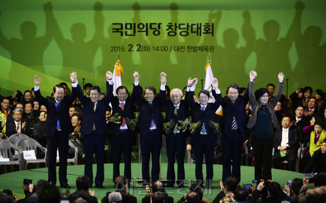2일 대전 중구 부사동 한밭체육관에서 국민의당 창당대회가 열린 가운데 안철수-천정배 공동대표를 비롯한 최고위원들이 손을 흔들고 있다. 대전=박해묵 기자/mook@heraldcorp.com