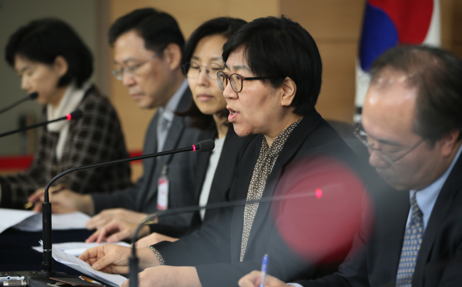 Jeong Eun-kyung, acting head of the Korea Centers for Disease Control and Prevention, speaks during a meeting to discuss measures to prevent the spread of the Zika virus in Seoul on Tuesday. (Yonhap)