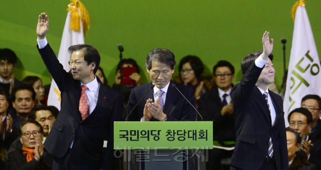 천정배 국민의당 공동대표는 2일 중앙당 창당대회 대표직 수락연설을 통해 “우리 당은 민주공화국의 존립과 번영을 위해 패권과 독점, 그리고 배제를 반대하고 부단히 개혁, 상생, 참여의 가치를 수호할 것”이라고 강조했다. 사진=박해묵 기자/mook@heraldcorp.com
2일 대전 중구 부사동 한밭체육관에서 국민의당 창당대회가 열린 가운데 안철수-천정배 공동대표가 당원들을 향해 손을 흔들고 있다. 대전=박해묵 기자/mook@heraldcorp.com