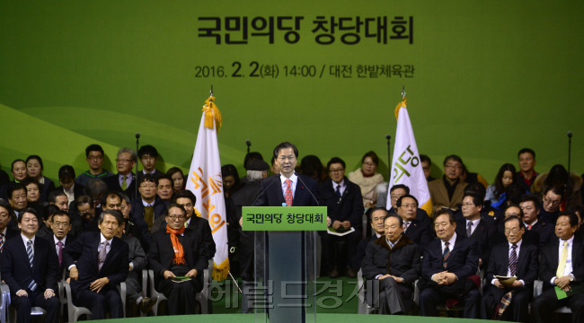 천정배 국민의당 공동대표는 2일 중앙당 창당대회 대표직 수락연설을 통해 “우리 당은 민주공화국의 존립과 번영을 위해 패권과 독점, 그리고 배제를 반대하고 부단히 개혁, 상생, 참여의 가치를 수호할 것”이라고 강조했다. 사진=박해묵 기자/mook@heraldcorp.com
2일 대전 중구 부사동 한밭체육관에서 국민의당 창당대회가 열린 가운데 천정배 공동대표가 당대표 수락연설을 하고 있다. 대전=박해묵 기자/mook@heraldcorp.com