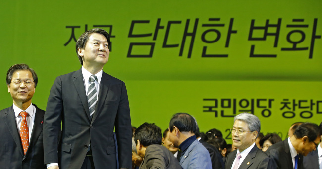 Rep. Ahn Cheol-soo (second from left) and Rep. Chun Jung-bae (left) attend the party’s caucus in Daejeon on Tuesday. Yonhap