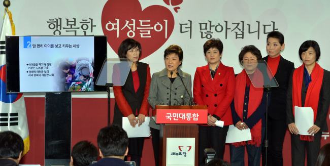 Park Geun-hye, the then-candidate for the ruling Saenuri Party, delivers her state-funded child care pledges to the audience during the presidential election campaign in November 2012. (The Korea Herald)