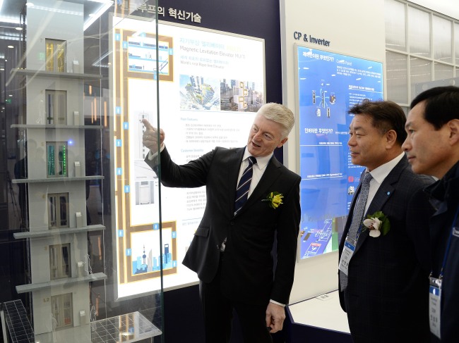 Thyssenkrupp AG CEO Heinrich Hiesinger (left) explains the company’s elevator system during an event held Tuesday at Thyssenkrupp Elevator Korea‘s Cheonan plant. (Thyssenkrupp)　