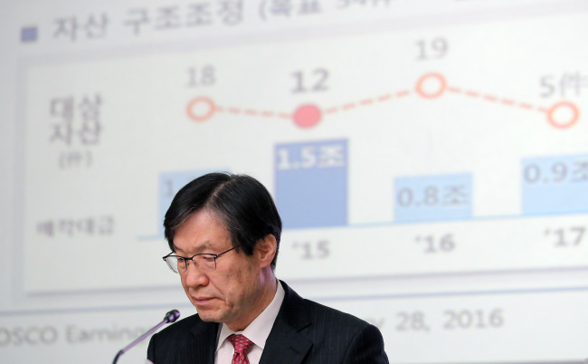 POSCO chairman Kwon Oh-joon speaks at an investor relations session in Seoul on Jan. 28. Yonhap