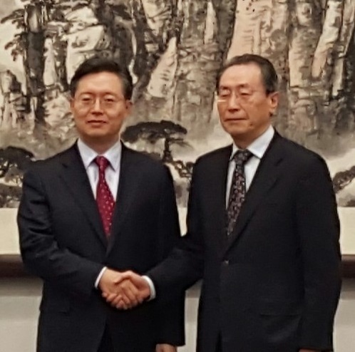 Chief nuclear envoys Hwang Joon-kook of South Korea and Wu Dawei of China shake hands before their talks in Beijing on Jan. 15.   (The Foreign Affairs Ministry)