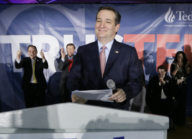 Republican presidential candidate, Sen. Ted Cruz, R-Texas, speaks during a caucus night rally, Monday in Des Moines, Iowa. (AP-Yonhap)