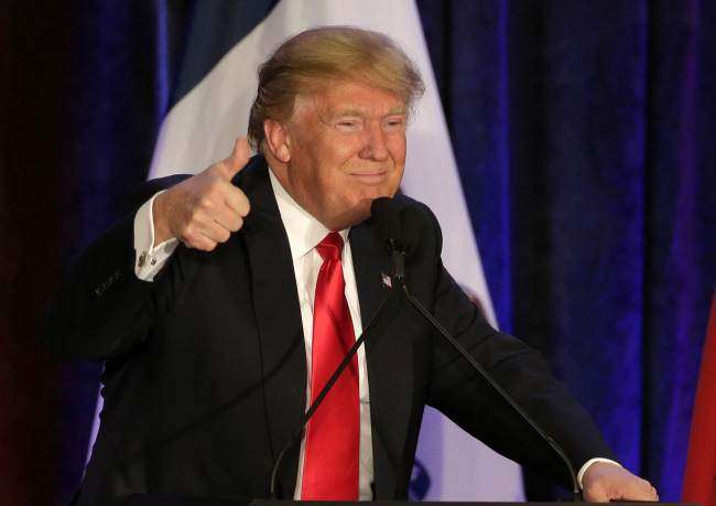 Republican presidential candidate, businessman Donald Trump speaks at his caucus night rally, Monday in West Des Moines, Iowa. (AP-Yonhap)