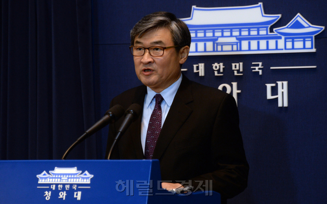 조태용 청와대 국가안보실 1차장이 3일 오전 청와대 춘추관에서 북한의 장거리 미사일 발사 예고와 관련해 정부 입장을 발표하고 있다. 조태용 1차장은 “북한이 장거리 미사일 발사 강행시 국제사회로부터 혹독한 대가를 치르게 될 것임을 엄중히 경고한다‘고 밝혔다.
안훈 기자/rosedale@heraldcorp.com