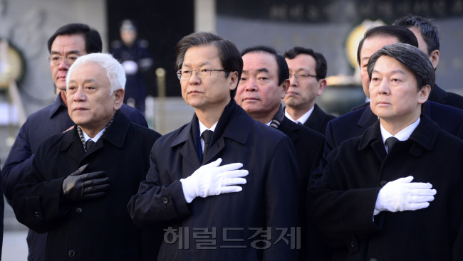 국민의당이 2일 중앙당 창당대회에 이어 3일 첫 최고위원회의를 갖고 제3당으로서의 본격적인 첫걸음을 뗐다. 안철수 대표 등 새지도부는 이날 최고위원회의에 앞서 서울 국립현충원을 참배했다. 사진=박해묵 기자/mook@heraldcorp.com