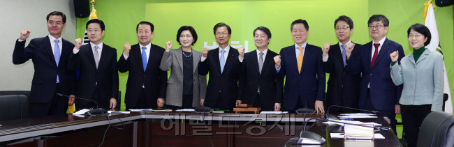 국민의당이 2일 중앙당 창당에 이어 3일 첫 최고위원회의를 갖고 박근혜 정부와 새누리당, 그리고 더불어민주당을 동시에 겨냥한 공세를 강화하는 한편 자신들만의 새로운 정치를 다짐했다. 사진=박해묵 기자/mook@heraldcorp.com
