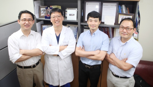 사진 왼쪽부터 오왕열 카이스트 교수, 김진원 고대구로병원 교수, 유홍기 한양대 교수, 박경순 기초과학지원연구원 박사.[사진제공=고대구로병원]
사진 왼쪽부터 오왕열 카이스트 교수, 김진원 고대구로병원 교수, 유홍기 한양대 교수, 박경순 기초과학지원연구원 박사.[사진제공=고대구로병원]