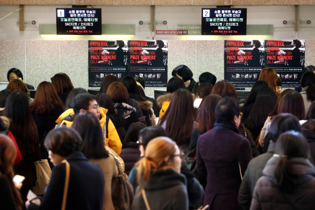 Concertgoers line up at the Seoul Arts Center Concert Hall’s ticket booth on Tuesday to watch pianist Cho Seong-jin’s first performance in Korea since he became the first Korean to win first place at the prestigious International Fryderyk Chopin Piano Competition. (Yonhap)