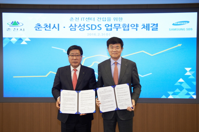 Chuncheon mayor Choi Dong-yong (left) and Samsung SDS CEO Chung Yoo-sung pose at an MOU signing ceremony at the firm’s head office in Seoul on Wednesday. (Samsung SDS)