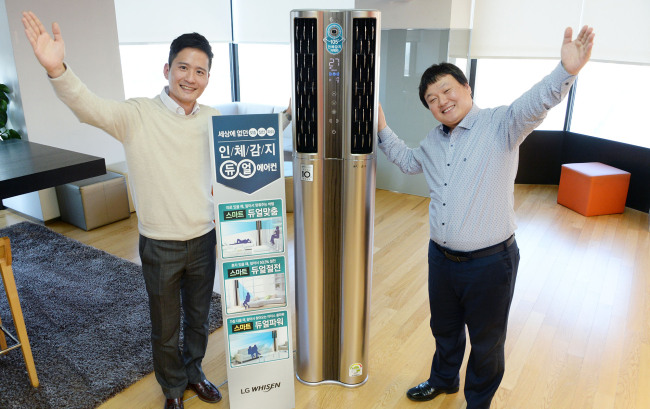 LG전자의 ‘휘센듀얼 에어컨’ 개발에 참여한 한동우 H&A(생활가전) 제어연구소 선임연구원(왼쪽)과 유기봉 가정용에어컨개발실 선임연구원은 “에어컨이 스스로 사람에 맞게 기류를 조절했으면 하는 고객의 요청을 제품개발에 반영했다“고 밝혔다.