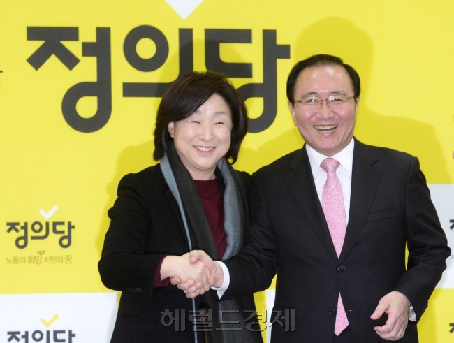 심상정 정의당 대표가 4일 오전 서울 여의도 국회에서 노회찬 전 의원을 정의당 공동선대위원장으로 위촉하고 있다. 박해묵 기자/mook@heraldcorp.com
심상정 정의당 대표가 4일 오전 서울 여의도 국회에서 노회찬 전 의원을 정의당 공동선대위원장으로 위촉하고 있다. 박해묵 기자/mook@heraldcorp.com