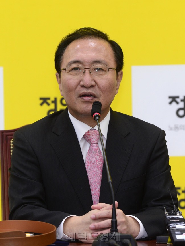 4일 오전 서울 여의도 국회에서 정의당 공동선대위원장으로 위촉된 노회찬 전 의원이 인사말을 하고 있다. 박해묵 기자/mook@heraldcorp.com
4일 오전 서울 여의도 국회에서 정의당 공동선대위원장으로 위촉된 노회찬 전 의원이 인사말을 하고 있다. 박해묵 기자/mook@heraldcorp.com