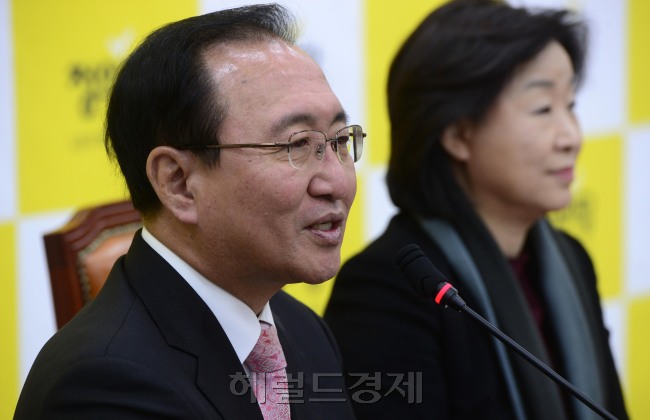 4일 오전 서울 여의도 국회에서 정의당 공동선대위원장으로 위촉된 노회찬 전 의원이 인사말을 하고 있다. 박해묵 기자/mook@heraldcorp.com
4일 오전 서울 여의도 국회에서 정의당 공동선대위원장으로 위촉된 노회찬 전 의원이 인사말을 하고 있다. 박해묵 기자/mook@heraldcorp.com