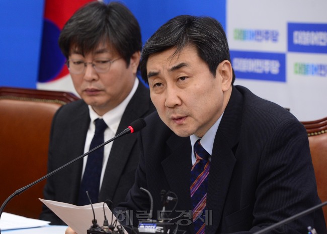 이종걸 더불어민주당 원내대표가 4일 오전 서울 여의도 국회에서 열린 정책조정회의에서 모두발언을 하고 있다. 박해묵 기자/mook@heraldcorp.com
이종걸 더불어민주당 원내대표가 4일 오전 서울 여의도 국회에서 열린 정책조정회의에서 모두발언을 하고 있다. 박해묵 기자/mook@heraldcorp.com