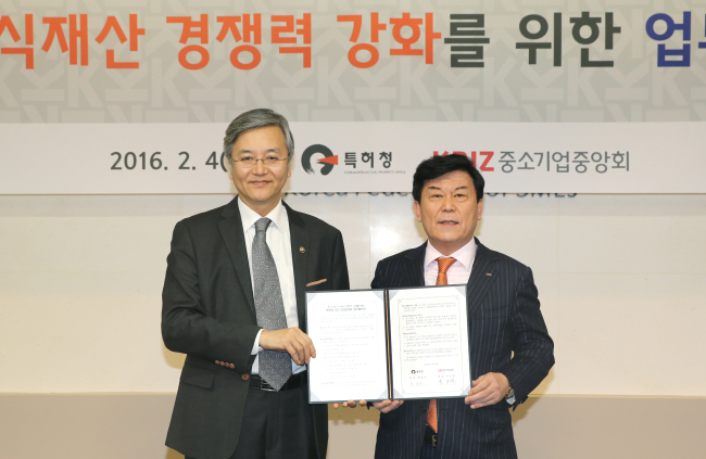 중소기업중앙회와 특허청이 4일 서울 여의도 중기중앙회에서 중소기업의 지식재산 경쟁력 강화를 위해 업무협약을 체결했다. 왼쪽부터 최동규 특허청장, 박성택 중소기업중앙회장. [사진 제공=중소기업중앙회]
중소기업중앙회와 특허청이 4일 서울 여의도 중기중앙회에서 중소기업의 지식재산 경쟁력 강화를 위해 업무협약을 체결했다. 왼쪽부터 최동규 특허청장, 박성택 중소기업중앙회장. [사진 제공=중소기업중앙회]