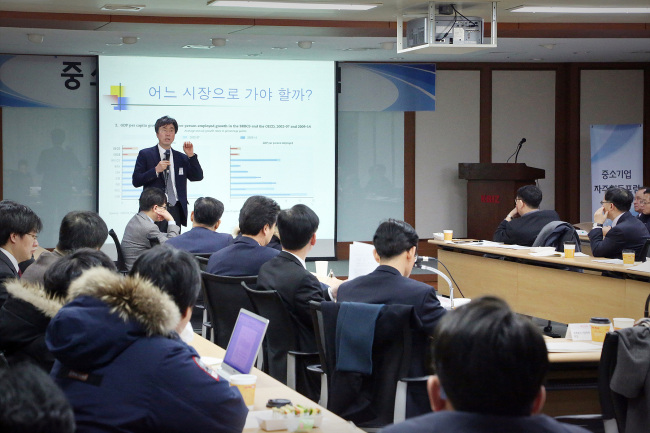 중소기업중앙회와 한국중소기업학회가 공동으로 4일 서울 여의도 중기중앙회에서 제26회 ‘중소기업 자주협동포럼’을 개최했다. [사진 제공=중소기업중앙회]
중소기업중앙회와 한국중소기업학회가 공동으로 4일 서울 여의도 중기중앙회에서 제26회 ‘중소기업 자주협동포럼’을 개최했다. [사진 제공=중소기업중앙회]