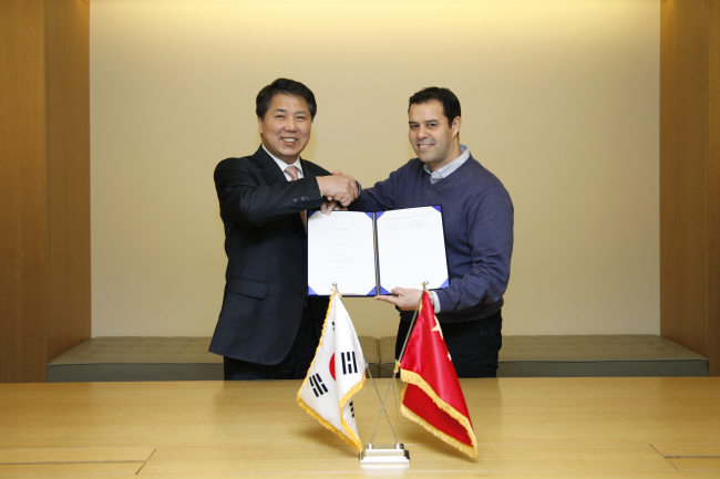 Hanwha S&C CEO Kim Young-wook (left) and Dianrong founder and CEO Soul Htite sign an agreement to establish a joint venture in Seoul Thursday. (Hanwha Group)