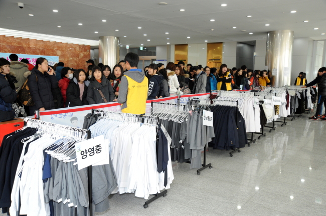 Students and parents wait in line to accept free-of-charge school uniforms provided by the city. (Seongnam City)