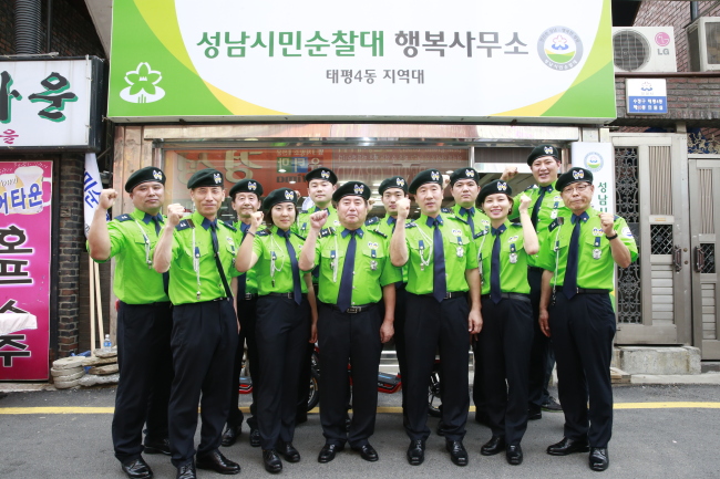 Seongnam's citizen patrol, launched in July last year, helps residents safely get home during nighttime, surveys isolated areas and around schools and helps with daily chores upon request. (Seongnam City)