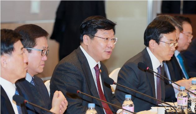 Industry Minister Joo Hyung-hwan attends a breakfast meeting in Seoul with CEOs of the nation’s top 30 conglomerates on Thursday.