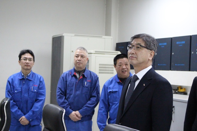정철길 SK이노베이션 부회장이 4일 상하이 용제 JV 공장 통제실에서 상황 보고를 받고 있다.
