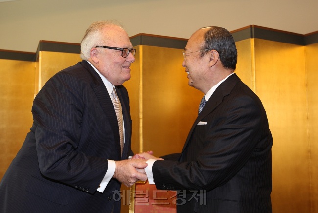 한화그룹 김승연 회장(오른쪽)이 4일 오후 서울 장교동 한화빌딩에서 에드윈 퓰너(Edwin J. Feulner Jr.) 미 헤리티지재단 아시아연구센터 회장(前 재단총재)를 만나 한미간 경제현안 및 미국대선 전망, 한반도 상황 등의 현안에 대해 논의하고, 한화그룹의 주력 사업에 대해서도 의견을 나누는 민간외교의 시간을 가졌다.