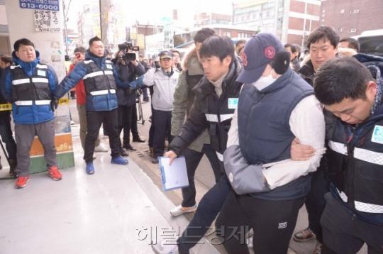 가혹행위로 아들을 숨지게 한 뒤 토막 낸 사체의 일부를 유기한 부친 최모(34) 씨가 지난달 21일 모자와 마스크를 착용한 채 현장검증을 위해 경기 부천원미경찰서를 나서고 있다. 정희조 기자/checho@heraldcorp.com