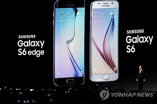Shin Jong-kyun, the head of Samsung Electronics’ IT and mobile communications business, introduces the Galaxy S6 and S6 edge during the Mobile World Congress trade show in Barcelona in March last year. (Yonhap)