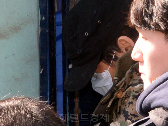 한 여중생이 목사인 아버지 이모(47)씨와 계모 백모(40)씨의 폭행으로 사망한지 11개월여 만에 발견된 사건에 대한 현장검증이 5일 경기 부천 부부의 자택에서 진행됐다. 이날 현장에서는 마을 주민 수십명이 몰려들어 현장검증을 지켜봤다. 부부는 경찰 조사에서 “나무 막대로 손바닥, 종아리, 무릎 위쪽, 허벅지 등을 여러 차례 때렸다”며 혐의를 인정했다. 이씨가 경찰관에 이끌려 현장검증을 하기 위해 집안으로 들어가고 있다. 부천=박현구 기자/phko@heraldcorp.com