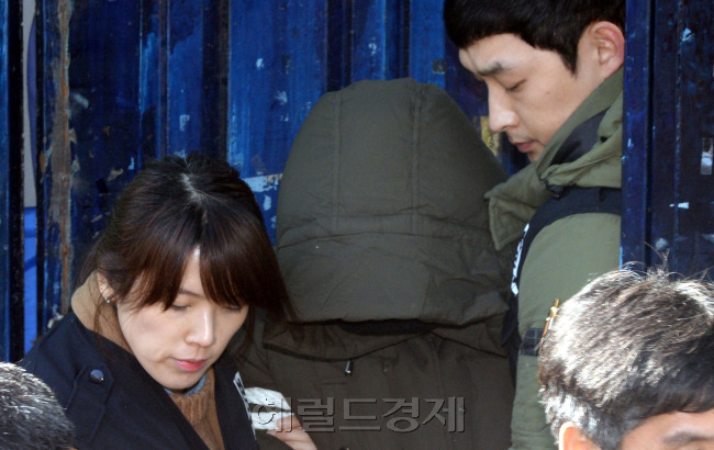 한 여중생이 목사인 아버지 이모(47)씨와 계모 백모(40)씨의 폭행으로 사망한지 11개월여 만에 발견된 사건에 대한 현장검증이 5일 경기 부천 부부의 자택에서 진행됐다. 이날 현장에서는 마을 주민 수십명이 몰려들어 현장검증을 지켜봤다. 부부는 경찰 조사에서 “나무 막대로 손바닥, 종아리, 무릎 위쪽, 허벅지 등을 여러 차례 때렸다”며 혐의를 인정했다. 이씨가 경찰관에 이끌려 현장검증을 하기 위해 집안으로 들어가고 있다. 부천=박현구 기자/phko@heraldcorp.com