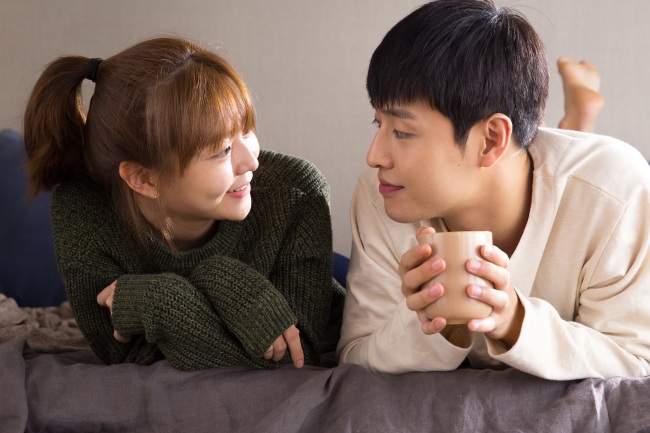 E Som and Kang Ha-neul star in “Like for Likes” (CJ Entertainment)