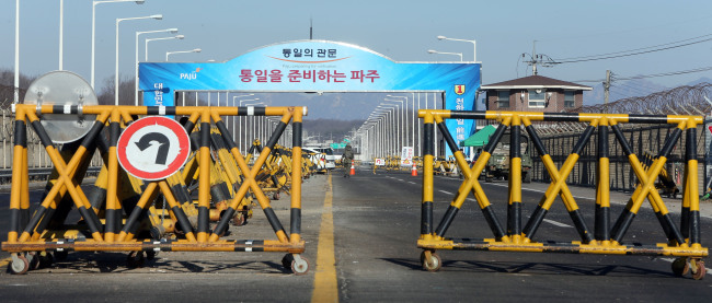 The road leading to the inter-Korean Gaeseong Industrial Complex on Tongil Bridge in Paju, Gyeonggi Province, close to the Demilitarized Zone, appears empty during the Lunar New Year holiday on Wednesday. (Yonhap)