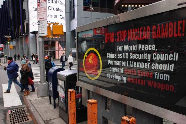 A sign in New York City urging North Korea to halt its nuclear weapons development (Yonhap)